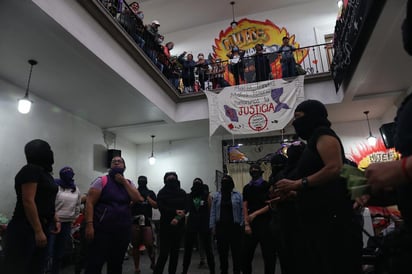 La ocupación feminista de la Comisión Nacional de Derechos Humanos (CNDH) de México cumplió este jueves 14 días inmersa en sus horas más convulsas, ya que una de las supuestas lideresas de la protesta, Yesenia Zamudio, decidió abandonarla entre acusaciones de manejar ilícitamente los recursos recibidos. (EFE)