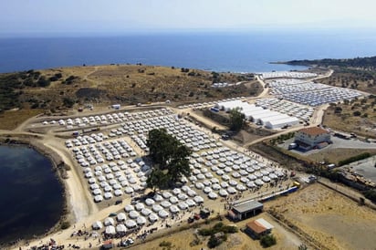 Unos 2,000 refugiados más han entrado este viernes al nuevo campo aún en construcción de la isla de Lesbos, en Grecia, que sustituye a Moria después de que este fuera arrasado por un incendio hace diez días, dejándolos sin techo, por lo que este lugar ya acoge a unas 7,000 personas. (EFE) 