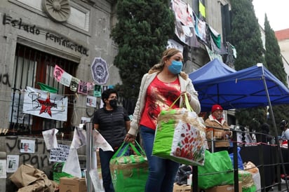 Los familiares de víctimas que participaron en la toma de las instalaciones de la Comisión Nacional de los Derechos Humanos (CNDH) se retiraron del lugar, luego de una serie de diferencias con el colectivo feminista Bloque Negro que también se encuentra en el interior del inmueble ubicado en el Centro Histórico de la Ciudad de México. (EL UNIVERSAL)