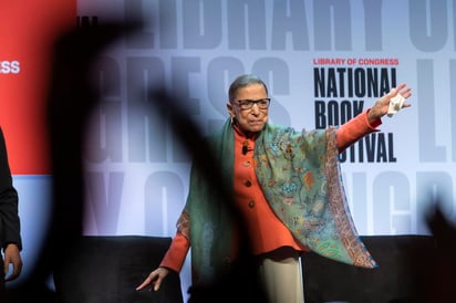 La jueza del Tribunal Supremo de Estados Unidos Ruth Bader Ginsburg falleció este viernes a los 87 años convertida en adalid del feminismo y en un icono de la cultura pop con millones de fans que la homenajean por haber esculpido una doctrina legal que permitió hacer avances clave hacia la igualdad de género. (EFE)