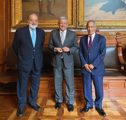 El presidente Andrés Manuel López Obrador sostuvo encuentro privado con los empresarios, Carlos Slim, de Grupo Carso, y Miguel Rincón, de Bio Pappel, 'porque así como recoge los sentimientos de los más humildes escucha a los empresarios más exitosos del país'. (TWITTER)