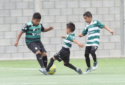 Con la participación de 80 niños, niñas y jóvenes, esta mañana se pusieron en marcha las “Clínicas Guerreras” en su edición 2020, actividad en las que se imparten clases de futbol soccer bajo la instrucción de personal del Club Santos Laguna. (Especial) 