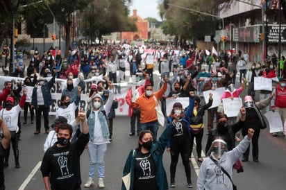 Damnificados Unidos marchan sobre la Calzada de Tlalpan rumbo al Zócalo capitalino para conmemorar a los fallecidos. (AGECNIAS) 