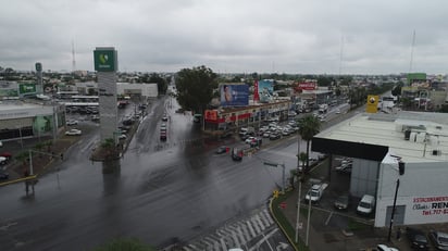 Llaman a la ciudadanía a seguir manteniendo las calles libres de desechos para evitar que se generen los encharcamientos. (EL SIGLO DE TORREÓN)