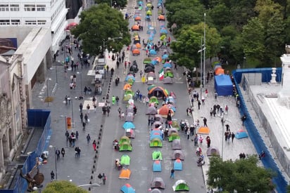 Centenares de tiendas de campaña quedaron instaladas el domingo cortando parte de una de las principales avenidas del centro de Ciudad de México para protestar contra el presidente Andrés Manuel López Obrador y pedir su renuncia. (ARCHIVO)