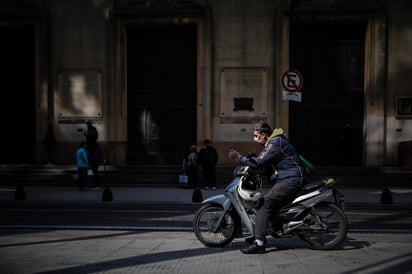 Argentina inició este lunes una nueva extensión de las restricciones que rigen desde hace seis meses contra el coronavirus, en un momento de fuerte aumento de contagios y muertes en varias provincias del interior del país, en las que se ve con preocupación el riesgo de colapso del sistema sanitario. (ARCHIVO) 