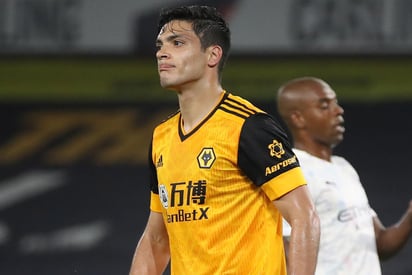 El mexicano Raúl Jiménez anotó un gol este lunes, pero no pudo evitar la derrota del Wolverhampton Wanderers ante el Manchester City por 1-3. (Especial) 