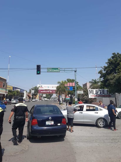 La conductora del Jetta circulaba por la avenida Francisco I. Madero y la otra por la calle Centenario, y al incorporarse a la avenida impactó a la primera unidad. (EL SIGLO DE TORREÓN)