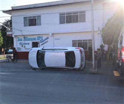 En el accidente participaron Esperanza de 68 años de edad, conductora de un vehículo Nissan línea Sentra en color blanco y Neftalí de 49 años de edad, conductor de un Nissan Sentra modelo 2001 en color rojo.
(EL SIGLO DE TORREÓN)