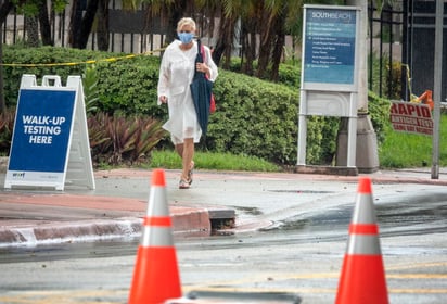 El estado de Florida (EUA) alcanzó este martes 687,909 casos confirmados del nuevo coronavirus y 13,579 muertes por la enfermedad de la COVID-19, y aumentó la tasa diaria de positivos. (ARCHIVO) 