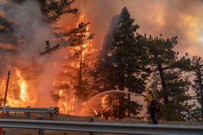 Un incendio forestal que avanzaba consumiendo maleza y madera desde las montañas hasta el desierto al noreste de Los Ángeles amenazaba a más de 1,000 viviendas el martes, mientras las cuadrillas en todo el oeste de Estados Unidos luchaban contra decenas de otros incendios importantes. (EFE) 