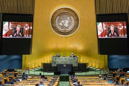 Ante la asamblea general de la ONU, el presidente Andrés Manuel López Obrador en su mensaje habló ante los jefes de Estado sobre el combate a la corrupción, la manera en que México ha enfrentado la crisis sanitaria de coronavirus y económica, y hasta de la rifa del avión presidencial TP01. (EFE)