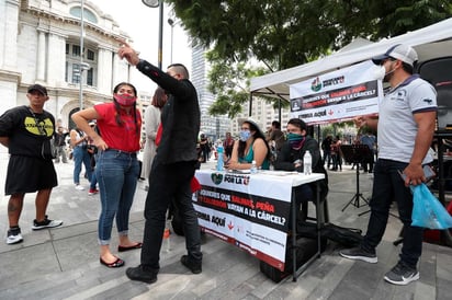 El Instituto Nacional Electoral (INE) recibió este día 80 cajas con formatos de apoyo ciudadano a dos consultas populares sobre los temas 'juicio a expresidentes e investigación' y 'juicio a expresidentes para condenar los presuntos actos ilícitos que hayan causado afectaciones o daños graves al país'. (ARCHIVO)