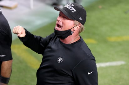 Jon Gruden utilizó mal el cubrebocas en el juego del lunes por la noche, por lo cual fue multado con 100 mil dólares, al igual que Sean Payton. (ESPECIAL)