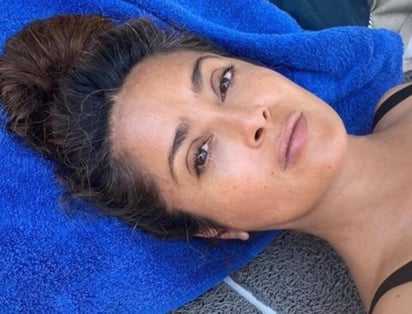 A sus 54 años, Salma Hayek se siente orgullosa de mostrar sus canas en redes sociales, donde ha promovido portar sin vergüenza las 'raíces'. (Especial) 