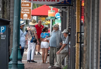 El estado de Florida (EUA) añadió este miércoles 2,590 casos de COVID-19 a su cuenta general y 202 muertes por la enfermedad, la cifra más alta en dos semanas, mientras mantiene su tasa de positividad diaria por encima del 5 %. (ARCHIVO) 