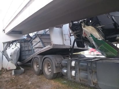 El tráiler llevaba contenedores de plástico vacios, los cuales solo quedaron regados en el lugar.