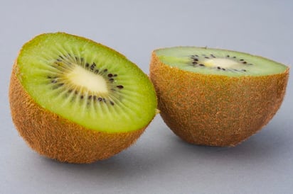 Según Zespri, empresa productora de este fruto, cada 100 gramos aportan 57 calorías, 17 vitaminas y múltiples minerales que ayudan a reducir el cansancio, la fatiga y potenciar la formación de colágeno para mantener una piel sana. (Especial) 