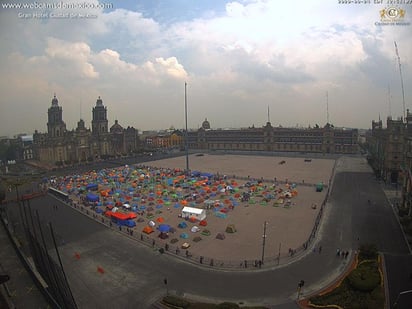 Webcams de México compartió a través de su cuenta de Twitter una imagen donde se muestra la nueva magnitud del plantón del Frente Nacional Anti-AMLO (Frenaaa) que se encuentra desde este miércoles en el Zócalo capitalino.  (ESPECIAL)