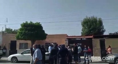 Hoy 24 de septiembre a las afueras del Ayuntamiento de Francisco I. Madero un grupo personas discutió con elementos municipales. (EL SIGLO DE TORREÓN)