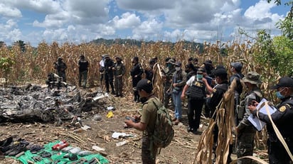 La Fiscalía General de Guatemala halló este jueves otros dos cadáveres —uno de un presunto narcotraficante guatemalteco en fuga— en la zona del norte de ese país y cercana a la frontera con México donde el martes anterior, con saldo preliminar de dos muertos, se estrelló un avión de matrícula mexicana y procedente de Venezuela que fue robado ese día del aeropuerto Mariano Matamoros, de Cuernavaca, Morelos. (TWITTER)