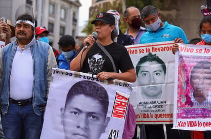 El sábado, padres de los normalistas sostendrán una reunión con López Obrador.