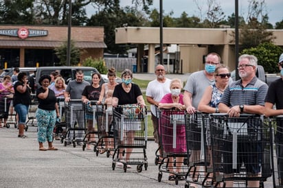 Los casos nuevos diarios de la COVID-19 en Florida (EUA) se mantienen entre los 2,000 y los 3,000 desde hace días, con algunas contadas excepciones, mientras el gobernador estatal, Ron DeSantis, levantó este viernes todas las restricciones de capacidad a los comercios en aras de mejorar la economía. (ARHCIVO) 