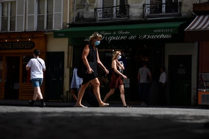 El ritmo de contagios de coronavirus se mantiene muy elevado en Francia con 15,797 en el último día, anunció este viernes el Ministerio de Sanidad. (ARHCIVO) 