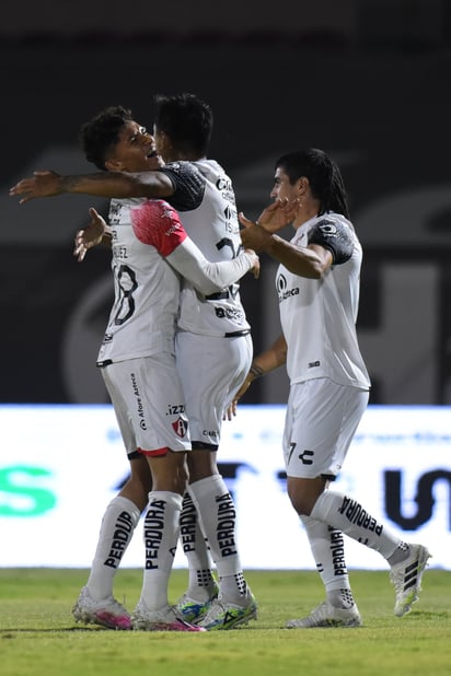 Celebran jugadores del Atlas tras el autogol de Mauro Fernández. (JAM MEDIA)