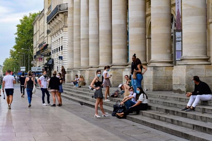 En su informe diario puesto en línea, la agencia de salud pública del Ministerio de Sanidad indicó que la tasa de positivos en Francia respecto a los test realizados subió como ya lo hacía en los días anteriores hasta el 7.2 %. (ARCHIVO)