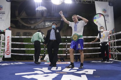 El ucraniano Serhii Bohachuck se empleó a fondo, recurrió a todo su arsenal y tuvo que imponer su fuerza y corazón, para superar a un valiente y aguerrido Alejandro Dávila, en lo que fue la pelea estelar de la velada boxística en Mérida, Yucatán. (ARCHIVO)