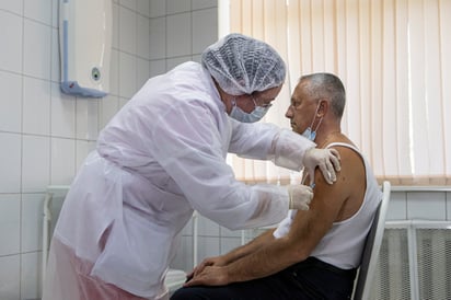 Autoridades desconocen si los ataques buscaban robar información sobre la vacuna anti-COVID. (AP) 