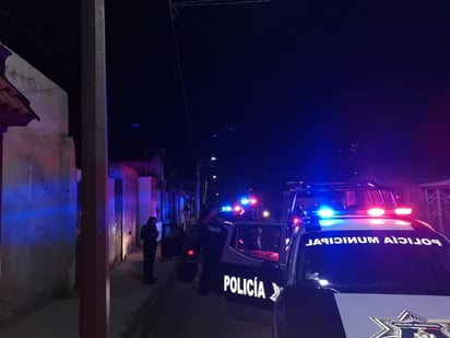 Los involucrados comenzaron a agreder a los policías. (EL SIGLO DE TORREÓN)