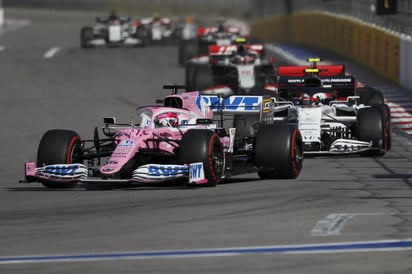 Sergio 'Checo' Pérez se fue más que contento después de amarrar el cuarto lugar en el Gran Premio de Rusia. Fue un impulso de motivación para lo que viene en su trayectoria dentro de la Fórmula Uno. (EFE)