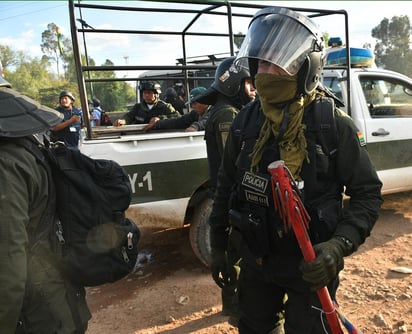 Al menos 19 personas fallecieron y 17 resultaron heridas al caer a un barranco el autobús en que viajaban en una remota región montañosa del sur de Bolivia, según un informe preliminar de la policía. (ARCHIVO)