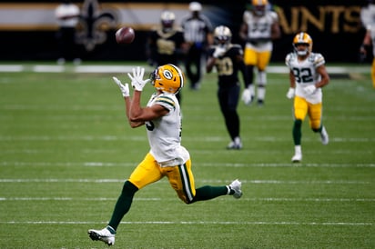 Allen Lazard completa un pase de 72 yardas de Aaron Rodgers; el receptor sumó 146 yardas en el juego. (AP)