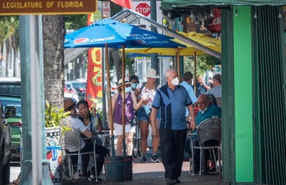 El estado estadounidense de Florida reportó este lunes 738 nuevos casos del coronavirus SARS-CoV-2, la cantidad más baja desde principios de junio, mientras el número de muertes por la enfermedad en un solo día bajó a cinco personas residentes en medio de alertas de especialistas sobre el peligro de relajarse. (ARCHIVO) 