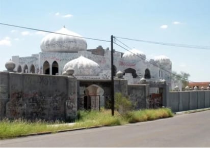 La casa de 'Las mil y una noches', una construcción tipo Árabe con la cual el extinto jefe del Cártel de Juárez, Amado Carrillo Fuentes 'El Señor de los Cielos' quiso demostrar su poder, está siendo derrumbada. (ARCHIVO)