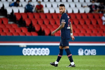 El brasileño Neymar, que acabó con molestias el partido del domingo contra el Reims, sufre una contractura en la pantorrilla derecha, según comunicó este martes su club, el París Saint-Germain, lo que hace que esté en duda su intervención frente al Angers este viernes. (ARCHIVO)