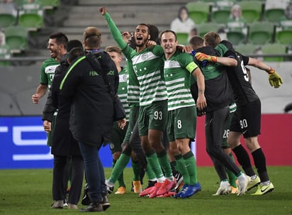 Los jugadores del Ferencvaros festejan luego de que el equipo regresará a la Champions League luego de 25 años de ausencia. (EFE)