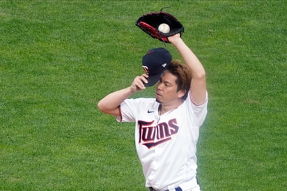 Kenta Maeda tuvo una buena salida, pero no fue suficiente para los Mellizos, que llevan 17 derrotas seguidas en playoffs. (AP)