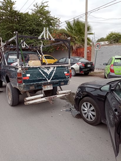 Al lugar acudieron los peritos de accidentes de la Subdirección de Tránsito para realizar el croquis sobre la colisión. (EL SIGLO DE TORREÓN)