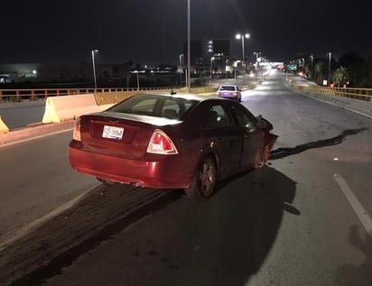 Tras el fuerte impacto los tubos se desprendieron, mientras que el auto terminó destrozado del frente atravesado sobre la vialidad, por lo que testigos del percance pidieron auxilio al 911.
(EL SIGLO DE TORREÓN)