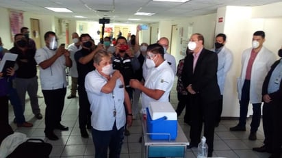 Autoridades de salud de los tres niveles de gobierno y del municipio de Piedras Negras, participaron en la puesta en marcha de la campaña de vacunación contra la influenza en el Centro de Salud de la colonia mundo Nuevo; con lo cual contemplan aplicar las 13 mil 500 vacunas a grupos más vulnerables. (RENÉ ARELLANO)