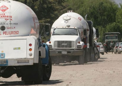 En el periodo enero-agosto de este año las tomas clandestinas en ductos de Petróleos Mexicanos (Pemex) para sustraer este tipo de carburante aumentaron 71 %. (ARCHIVO)