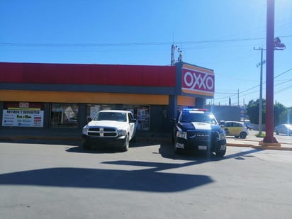 Fue poco antes del mediodía de este jueves que se registró la activación del botón de pánico en una tienda de conveniencia ubicada sobre la calzada Ávila Camacho y Río Lerma de la colonia Navarro.
(EL SIGLO DE TORREÓN)