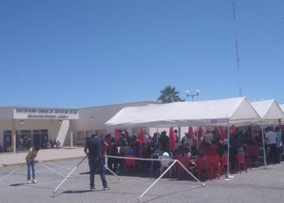 Se observó al menos unos 250 manifestantes de los municipios de La Laguna los que permanecían al exterior de la delegación de la Fiscalía con toldos, mesas y sillas. (EL SIGLO DE TORREÓN)