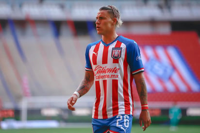 Tras ser captado en redes sociales cantando en un concierto de música regional, Cristian Calderón perdió la titularidad en Chivas y dejó de ser citado a la selección de México. (ARCHIVO)