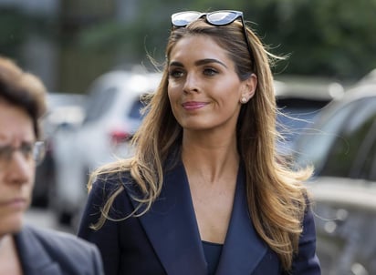 Hope Hicks, una de las colaboradoras más cercanas del presidente Donald Trump, dio positivo al coronavirus. (ARCHIVO)