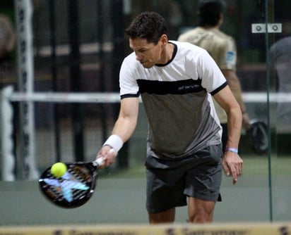 El exfutbolista Guillermo Franco juega junto a su hijo el torneo anual en las canchas de La Rosita. (CORTESÍA)